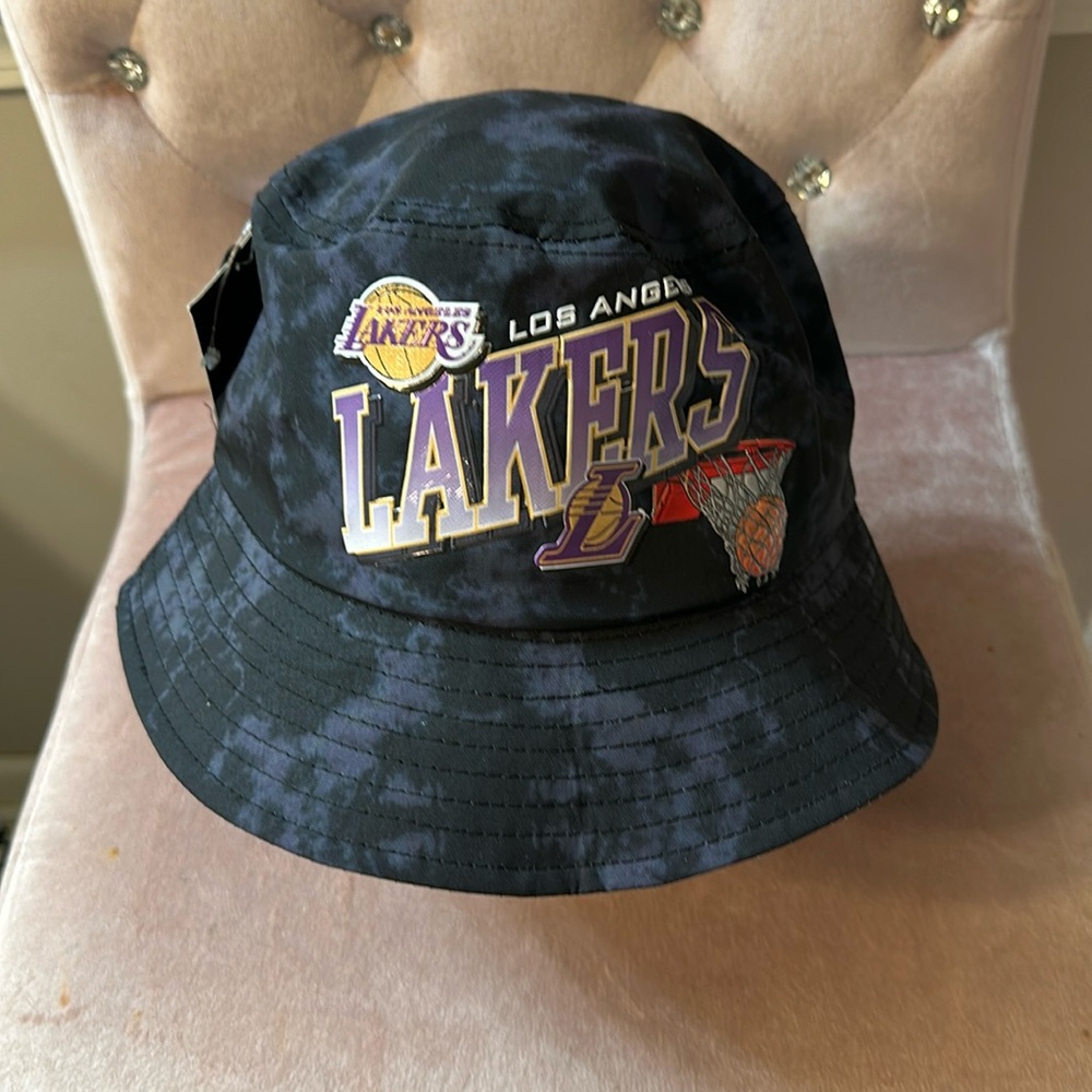 NWT LA Lakers bucket hat in black/gray. OS.
